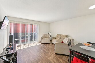 Las Casitas Apartments in Glendale, AZ - Foto de edificio - Building Photo