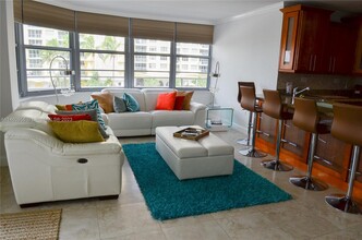 5555 Collins Ave, Unit 4A in Miami, FL - Building Photo - Building Photo