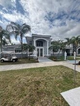 15410 SW 284th St in Homestead, FL - Foto de edificio - Building Photo