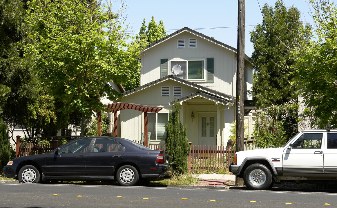 102 Broadway St in Redwood City, CA - Building Photo