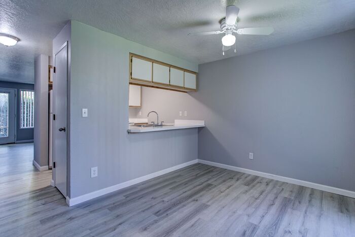 14310 E Burnside St in Portland, OR - Building Photo