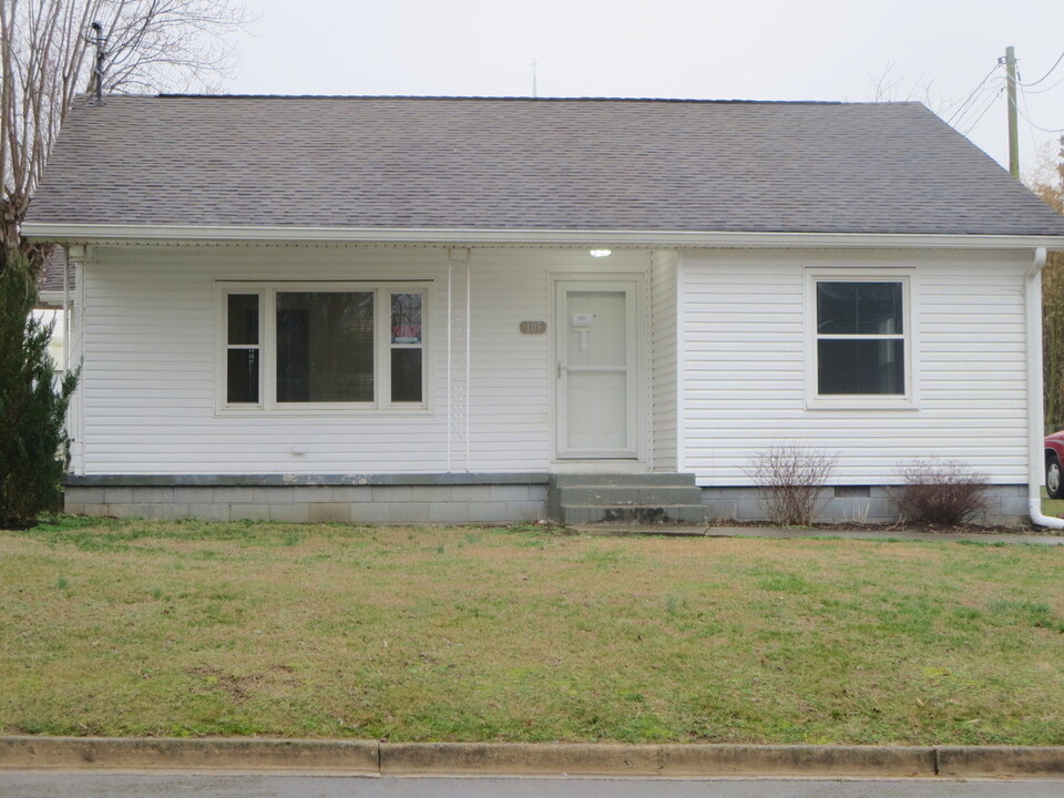 105 W Main St in Alexandria, TN - Building Photo