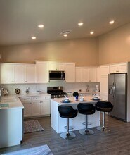 9018 Sycamore Villas Way in Shafter, CA - Building Photo - Building Photo