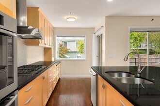 10126 NE 63rd St in Kirkland, WA - Building Photo - Building Photo