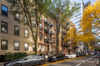 212 E 70th St in New York, NY - Foto de edificio - Building Photo