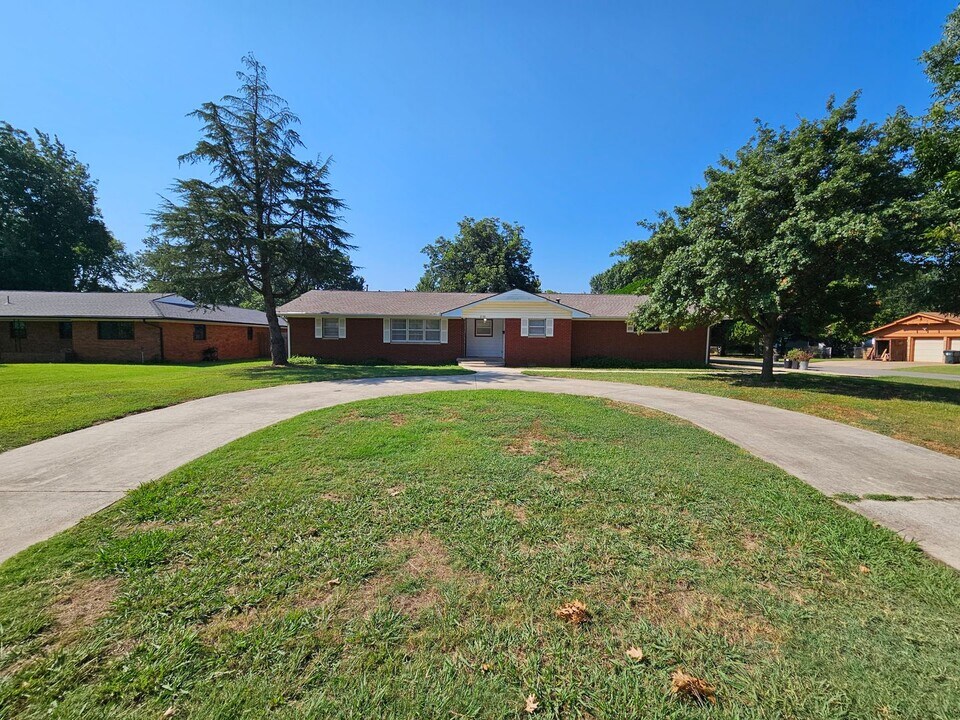 2532 Osborne Dr in Norman, OK - Building Photo