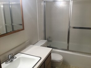 200 B Ave, Unit 200 B Ave. Hiawatha IA in Hiawatha, IA - Building Photo - Building Photo