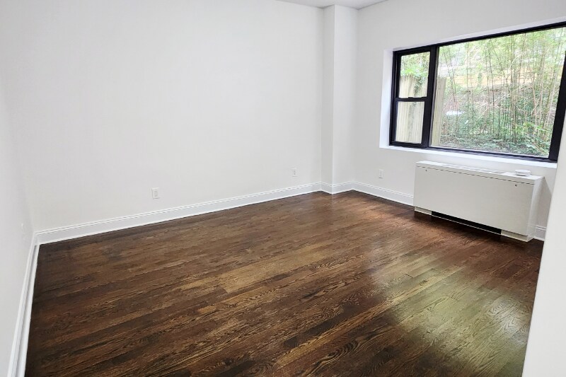 4-5 E 56th St in New York, NY - Building Photo