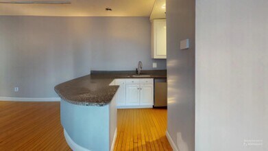 330 1/2 E St, Unit 1 in Boston, MA - Building Photo - Building Photo