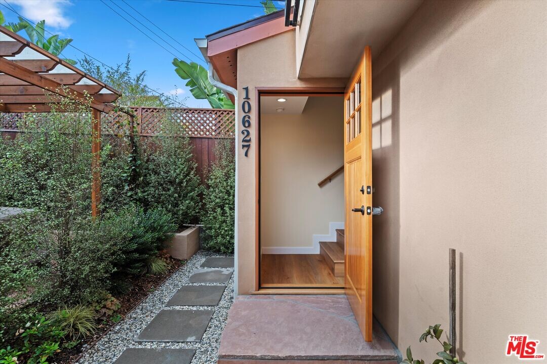 10627 Esther Ave in Los Angeles, CA - Building Photo