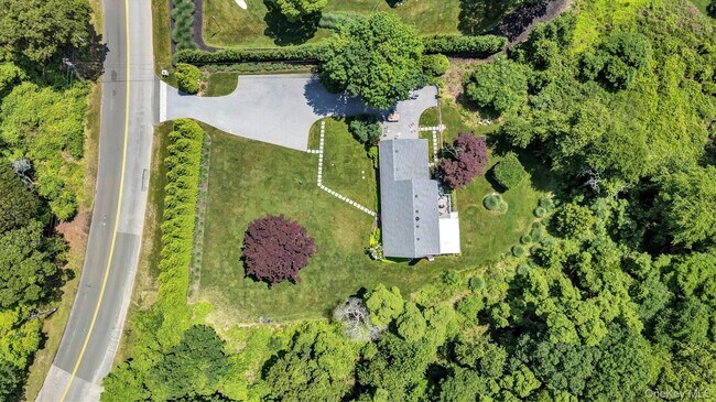101 Sebonac Inlet Rd in Southampton, NY - Building Photo - Building Photo