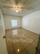 5115 Crown Ln in San Antonio, TX - Building Photo - Building Photo