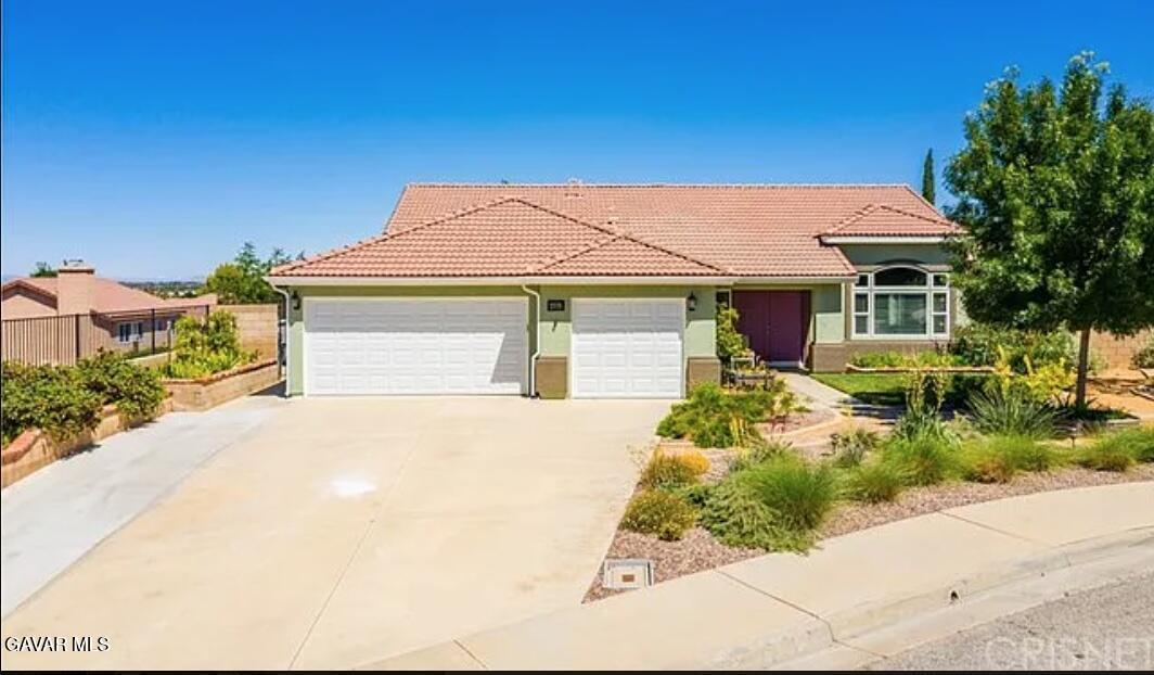 40352 Palmas Ct in Palmdale, CA - Building Photo