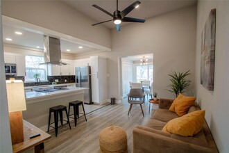 300 W 3rd St in Elgin, TX - Foto de edificio - Building Photo