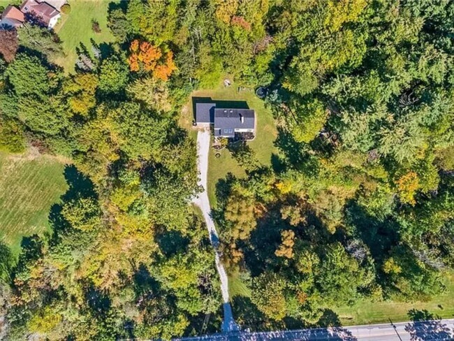 7376 Chagrin Rd in Chagrin Falls, OH - Building Photo - Building Photo