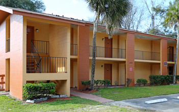 Palm Lake Apartments in Ocala, FL - Foto de edificio - Building Photo