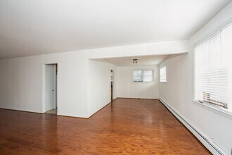 8640 Skokie Blvd, Unit 306 in Skokie, IL - Building Photo - Building Photo