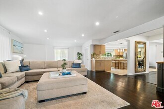 9231 White Oak Ave in Los Angeles, CA - Building Photo - Building Photo