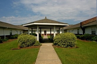 Azalea Gardens Apartments in Murfreesboro, NC - Building Photo - Building Photo