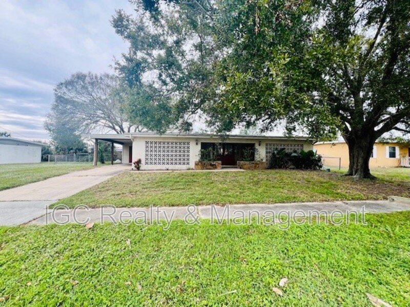 2831 Newcastle Dr NE in Palm Bay, FL - Building Photo