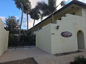 400 Oakridge Blvd in Daytona Beach, FL - Foto de edificio - Building Photo