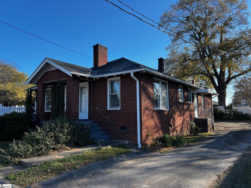 106 North Ave in Greer, SC - Building Photo