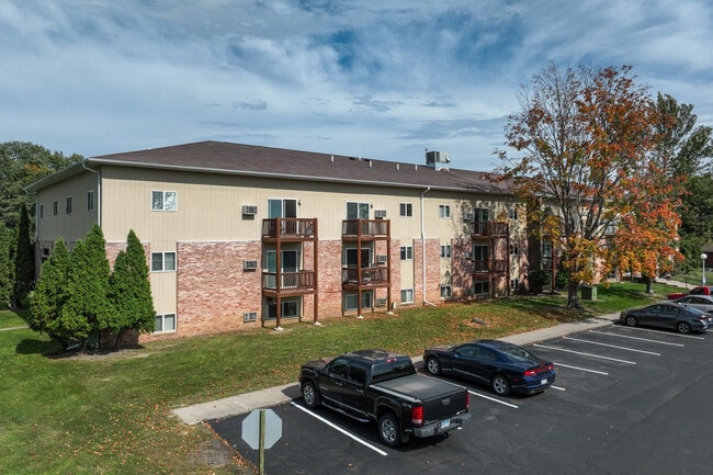 Four Seasons Apartments in Faribault, MN - Foto de edificio - Building Photo