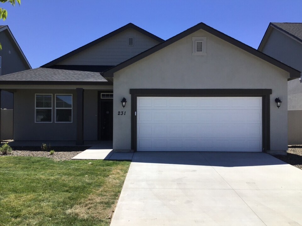 231 E Sicily Dr in Meridian, ID - Building Photo