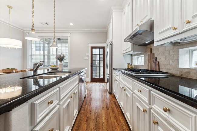 property at 809 W 20th St