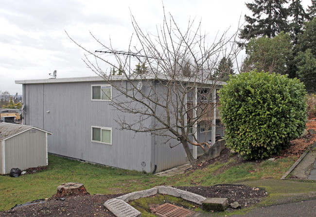 J & R Apartments in Des Moines, WA - Foto de edificio - Building Photo