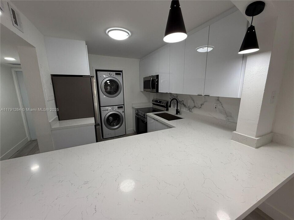 7910 N Colony Cir in Tamarac, FL - Building Photo