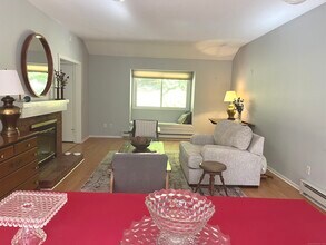 1023 Heritage Vlg in Southbury, CT - Building Photo - Building Photo