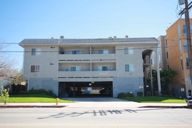12072 Sheldon St in Sun Valley, CA - Foto de edificio - Building Photo