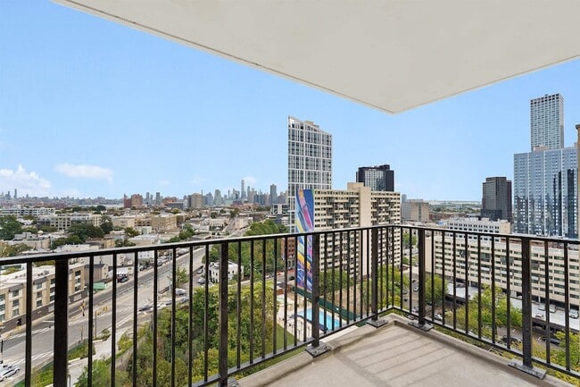 201 St Pauls Ave, Unit 17T in Jersey City, NJ - Building Photo - Building Photo