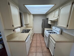 408 N Center Ct in Santa Maria, CA - Building Photo - Building Photo