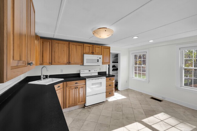 945 Glastonbury Turnpike in Portland, CT - Building Photo - Building Photo