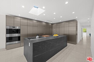 201 S Bedford Dr in Beverly Hills, CA - Building Photo