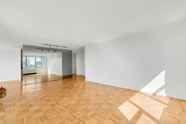 2000 Linwood Ave in Fort Lee, NJ - Building Photo - Building Photo