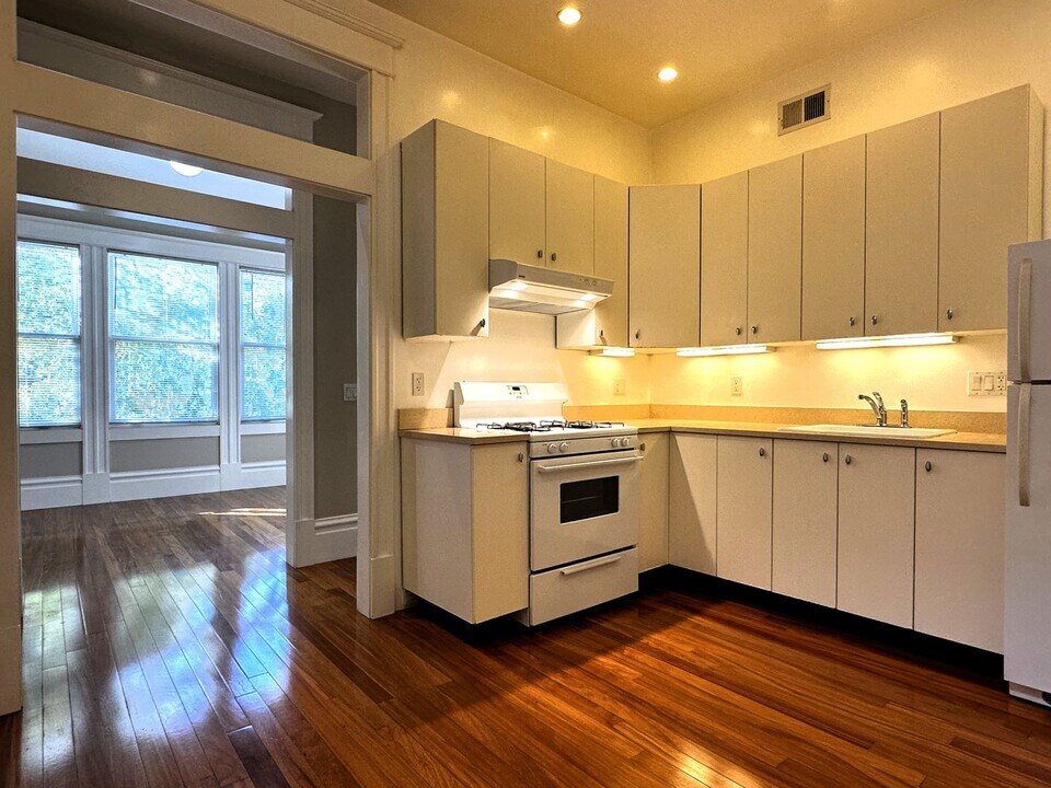 501 Bartlett St-Unit -Apartment 503 in San Francisco, CA - Building Photo