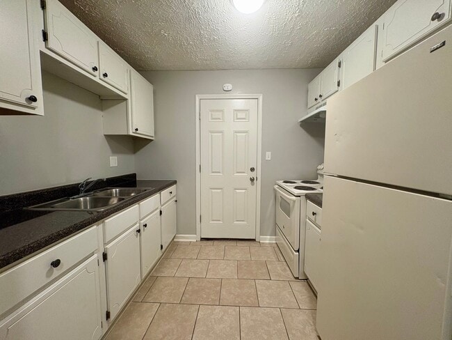 11 Susan Cv, Unit L in Jackson, TN - Foto de edificio - Building Photo