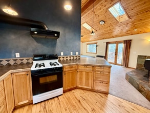 1611 N Fork Rd in Columbia Falls, MT - Foto de edificio - Building Photo