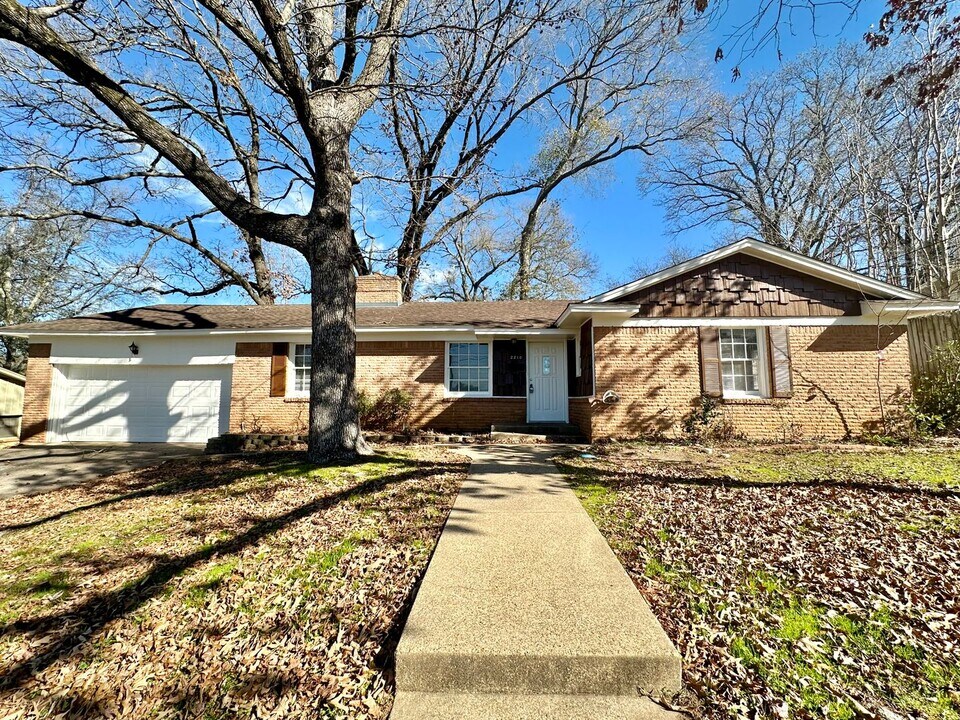 2210 Ridgewood Dr in Tyler, TX - Building Photo