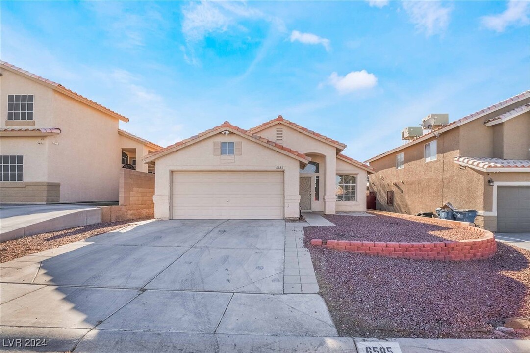 6585 Bush Clover Ln in Las Vegas, NV - Building Photo