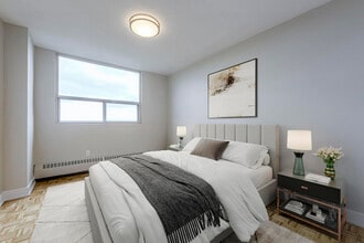 Cresswell Court Apartments in Burlington, ON - Building Photo - Building Photo