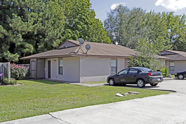 1801-1843 W Deane St in Fayetteville, AR - Foto de edificio - Building Photo