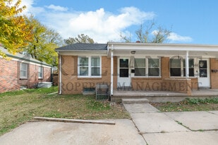 2042 S Pinecrest St in Wichita, KS - Building Photo