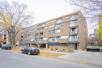 824 Royal Ave SW in Calgary, AB - Building Photo - Primary Photo