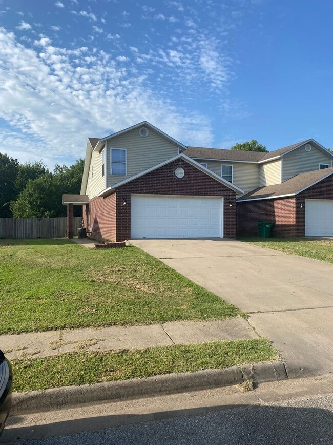 90-92 W Rainsong St in Farmington, AR - Building Photo - Building Photo