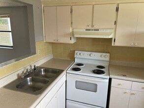 4132 Shoreline Dr in New Port Richey, FL - Building Photo - Building Photo