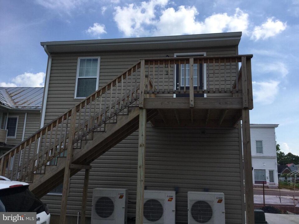 216 W King St in Strasburg, VA - Building Photo